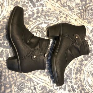 (SOLD) Light weight black boots, size 7.5